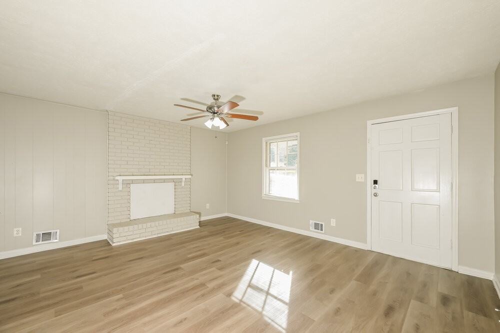 6490 Executive Dr - Photo 4 of 16