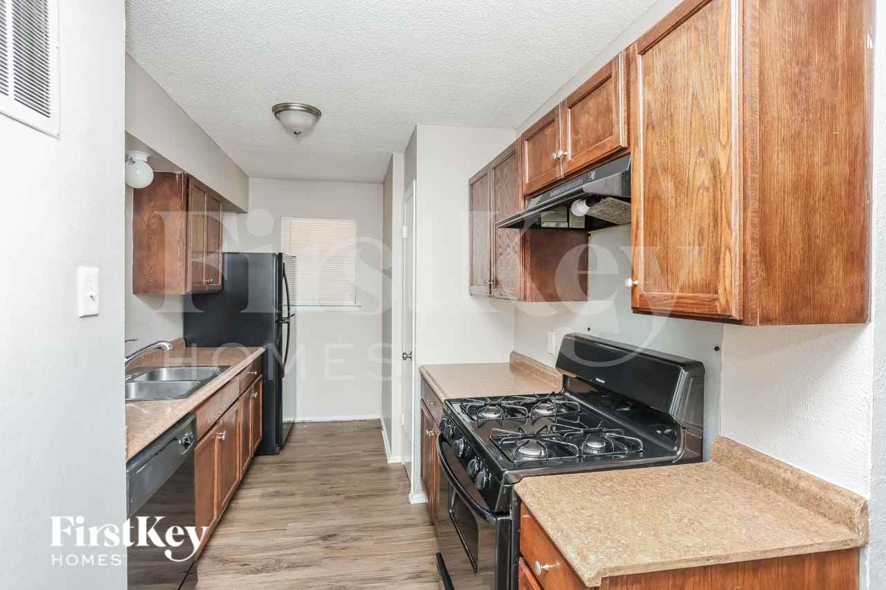 604 Stonewall Dr - Photo 6 of 19