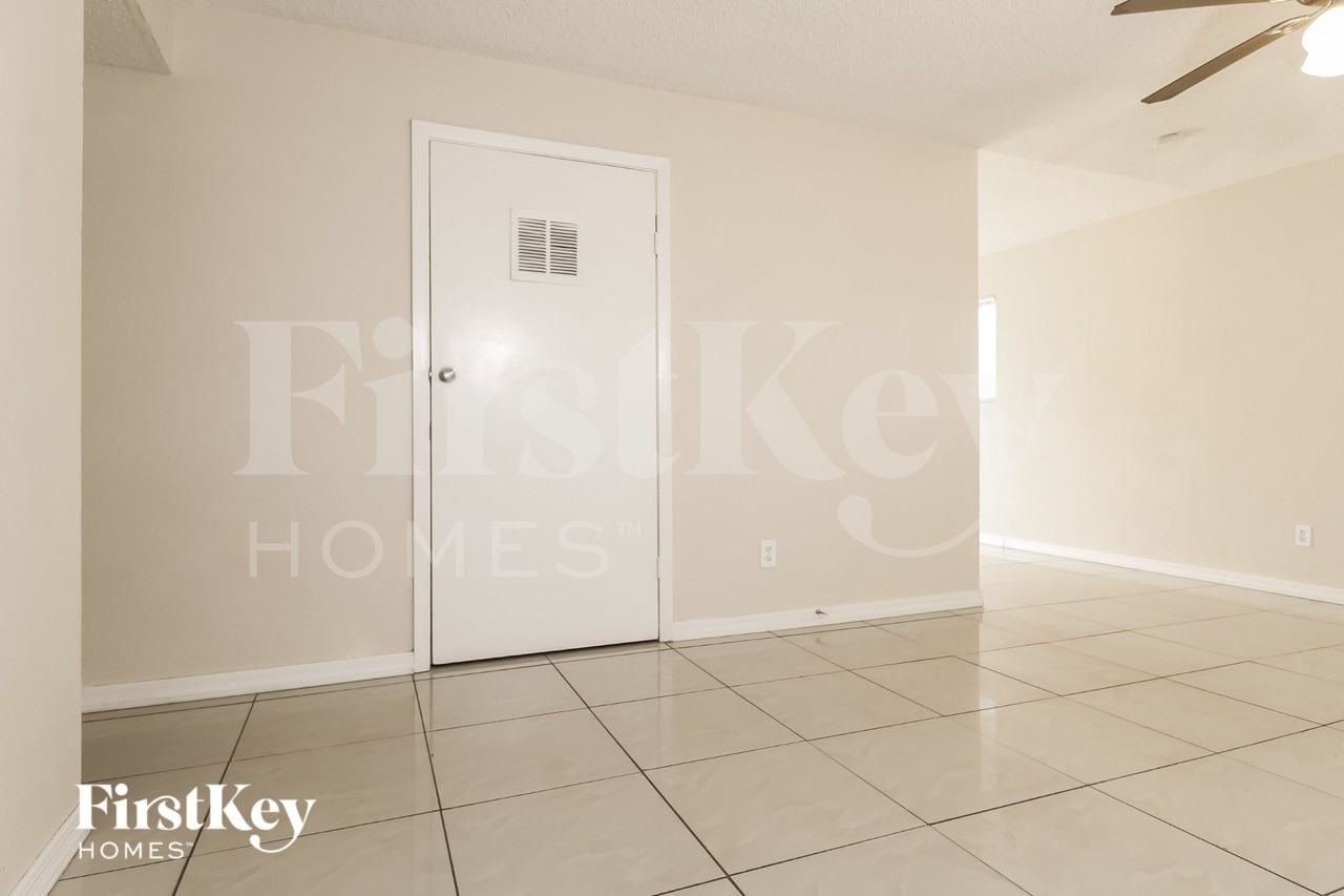 5903 W Hearn Rd - Photo 3 of 15