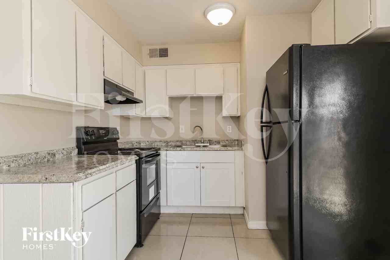 5903 W Hearn Rd - Photo 7 of 15