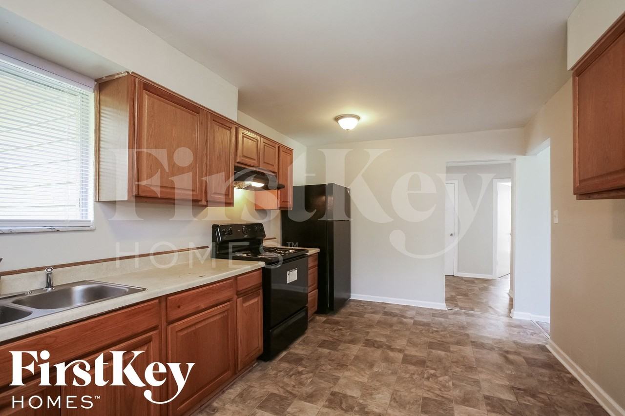 5779 N Alton Ave - Photo 2 of 15