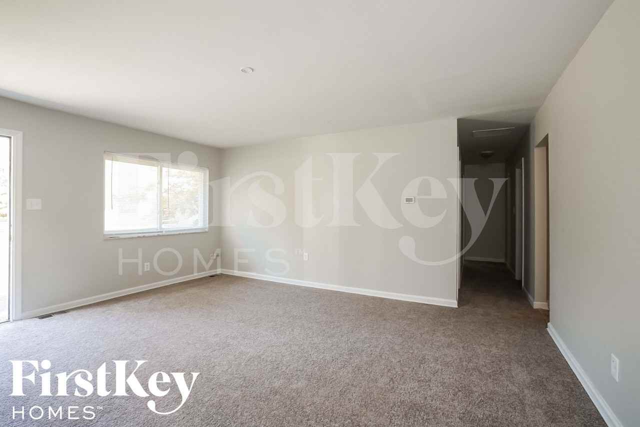 5779 N Alton Ave - Photo 5 of 15