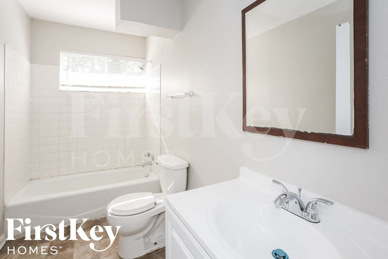 5779 N Alton Ave - Photo 6 of 15