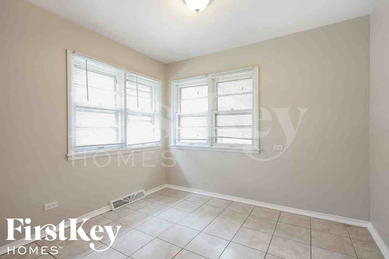 5458 Franklin Ave - Photo 3 of 15