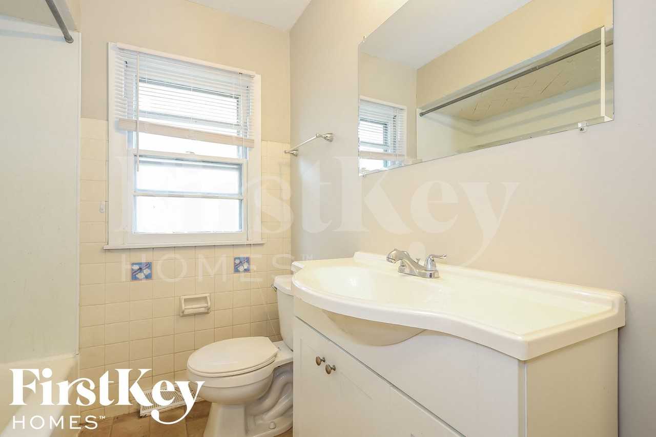 5458 Franklin Ave - Photo 7 of 15