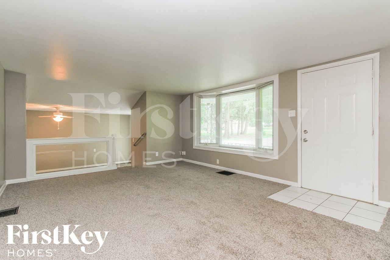 5452 W Southport Rd - Photo 3 of 15