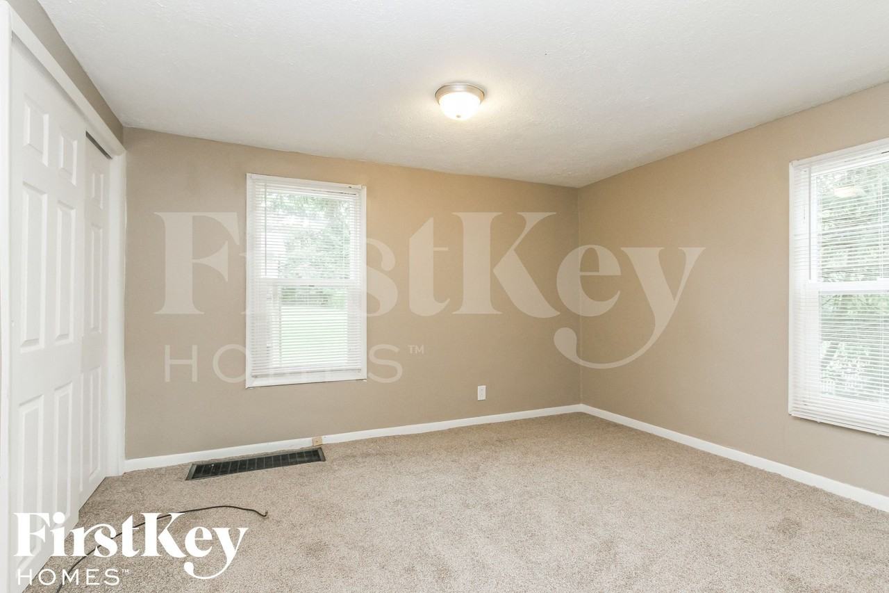 5452 W Southport Rd - Photo 7 of 15