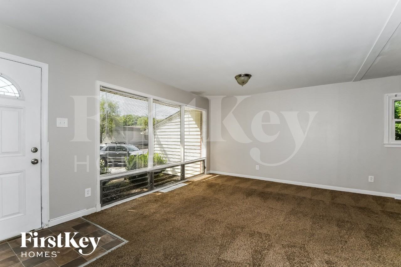 535 Saint Anthony Ln - Photo 3 of 15