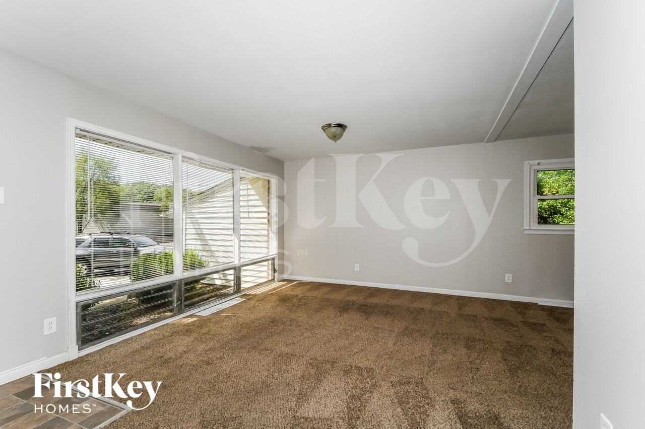 535 Saint Anthony Ln - Photo 4 of 15