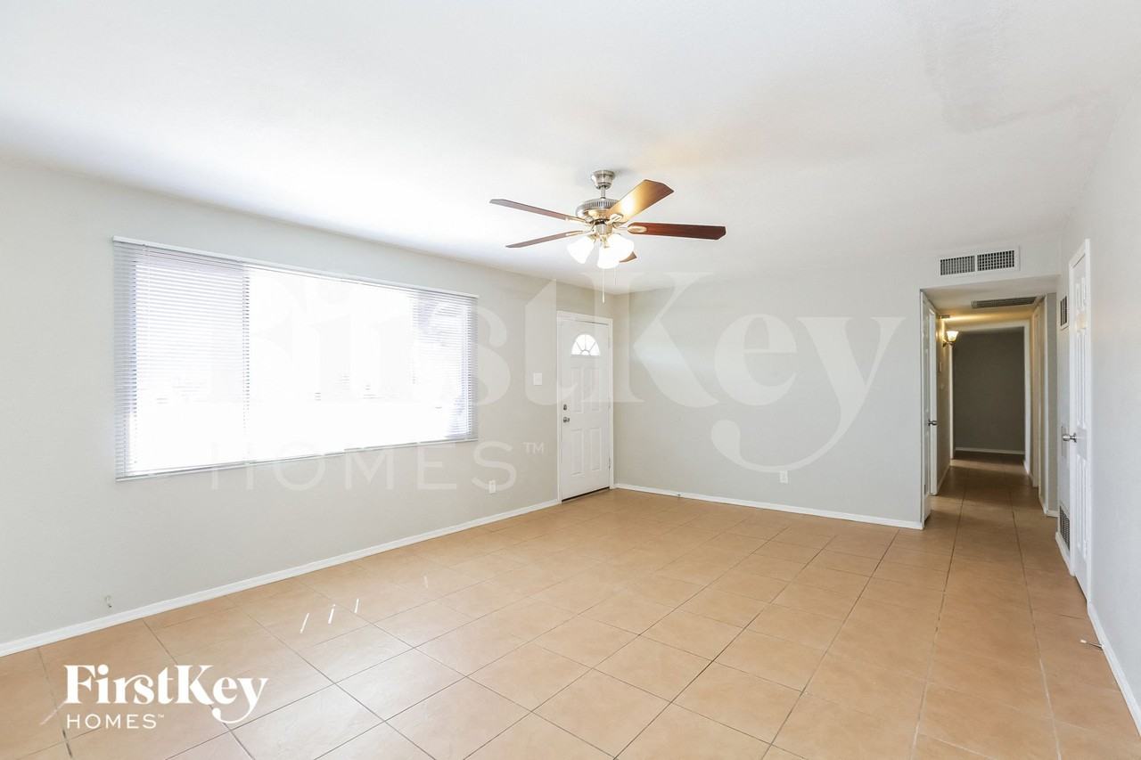 5214 S 44th Pl - Photo 4 of 15