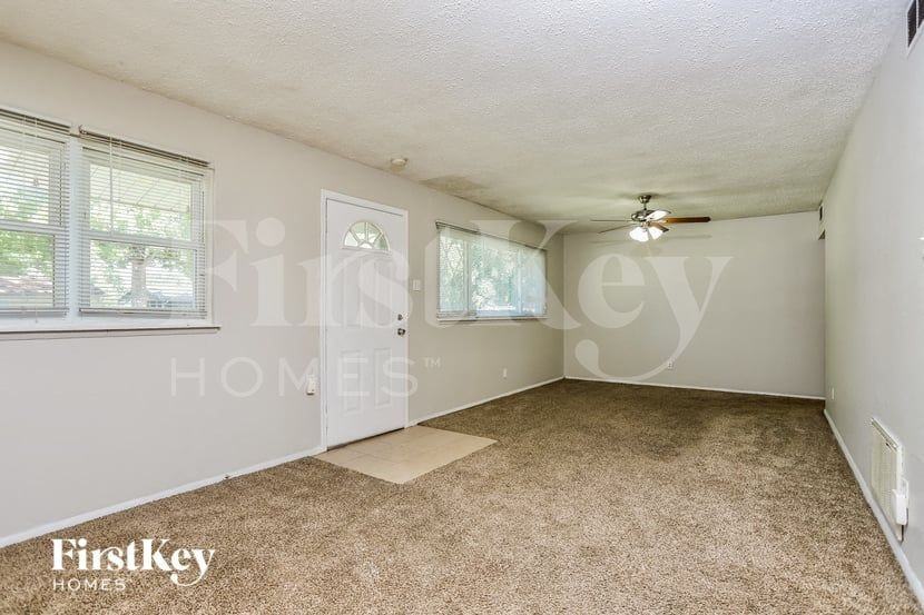 508 Saratoga Ln - Photo 3 of 15