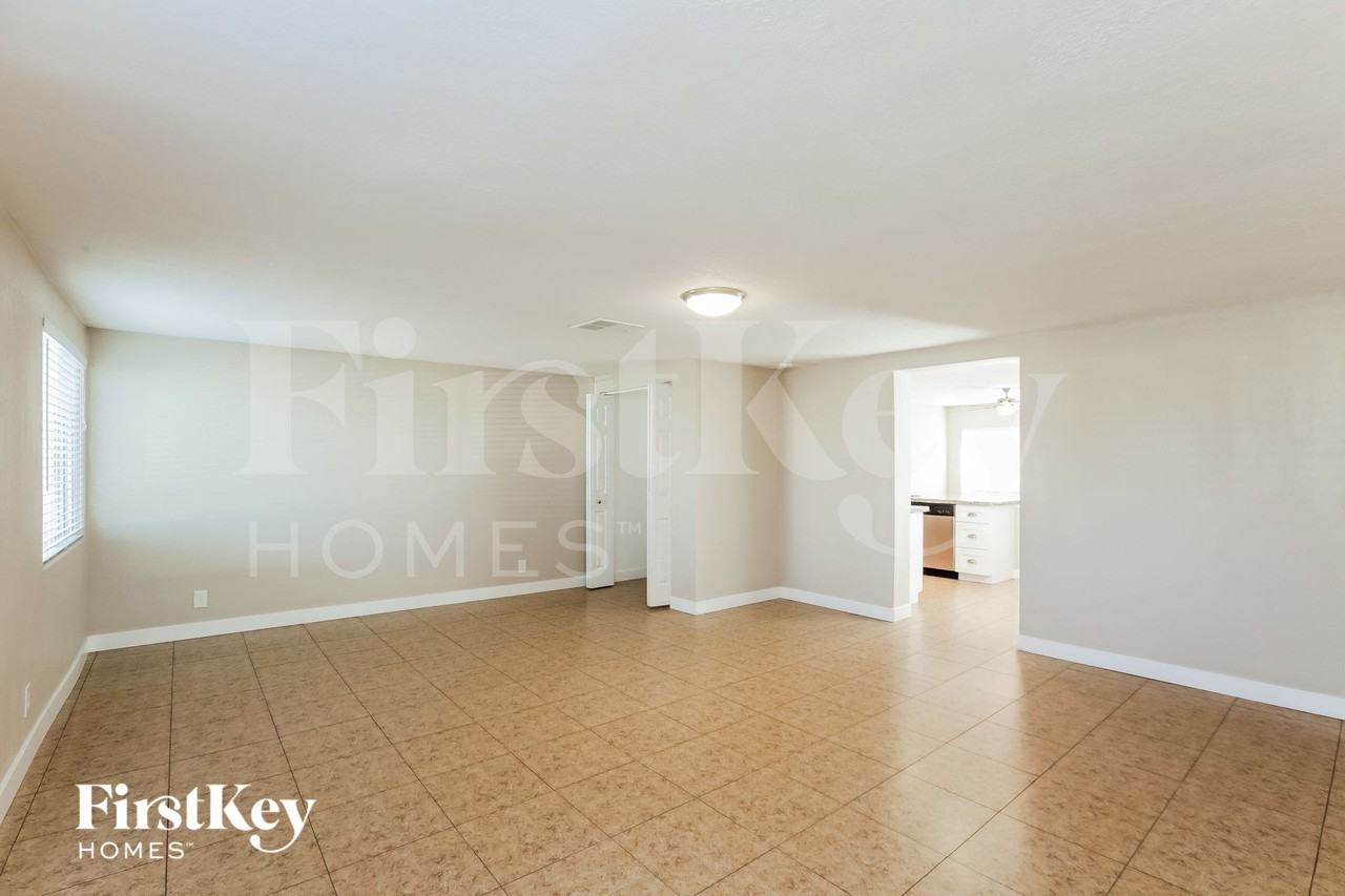 5015 N 20th Ave - Photo 4 of 15