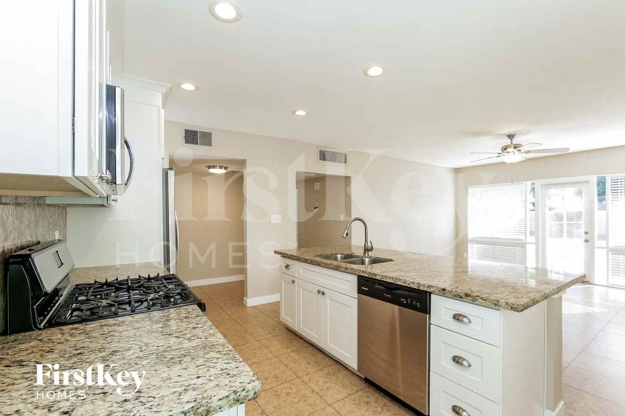 5015 N 20th Ave - Photo 7 of 15