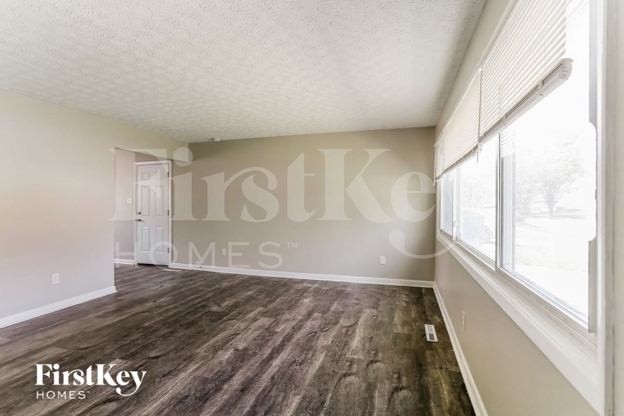 4877 Folger Dr - Photo 4 of 16