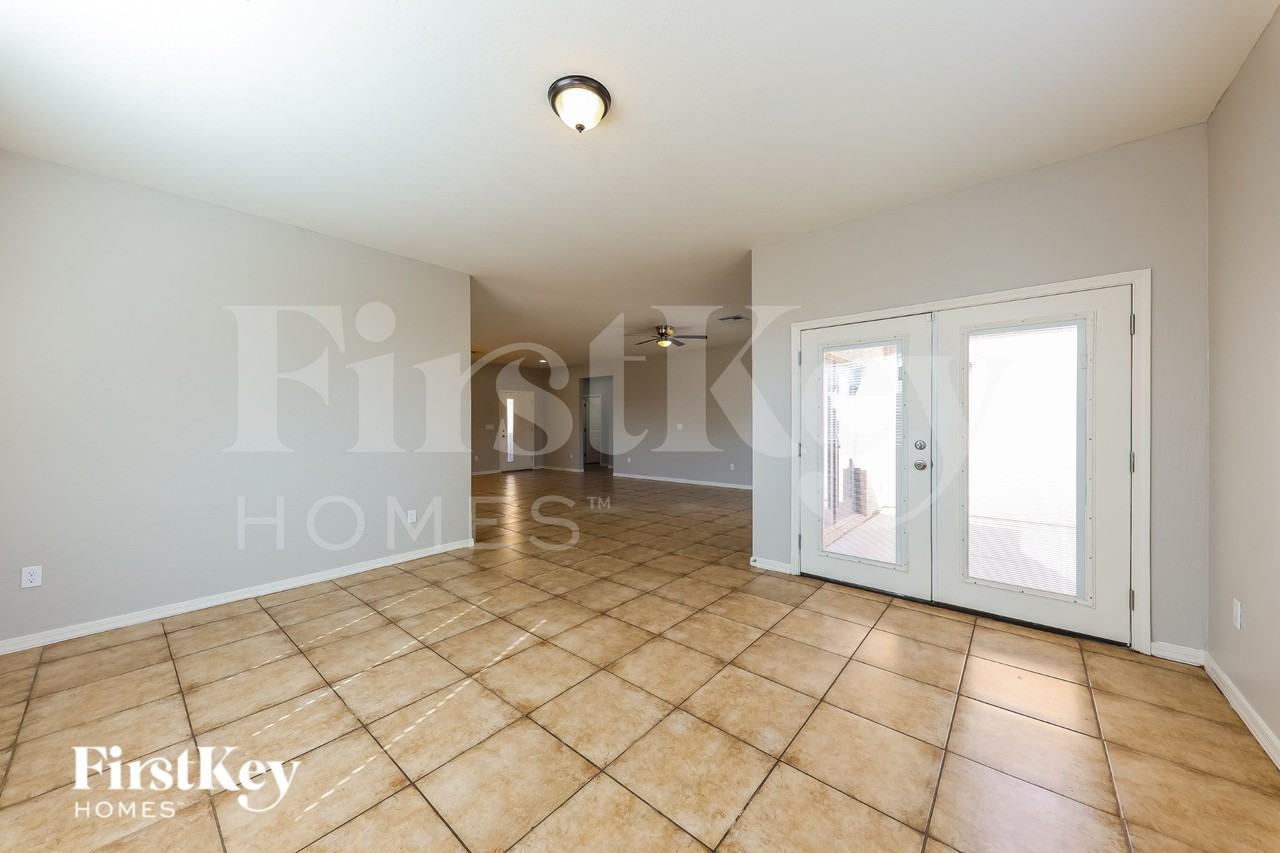 4841 S 21st St - Photo 4 of 16