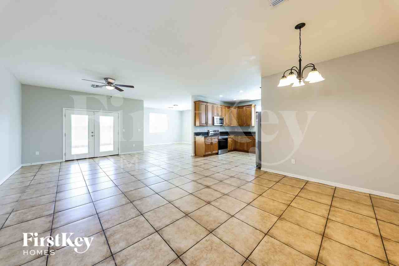 4841 S 21st St - Photo 5 of 16