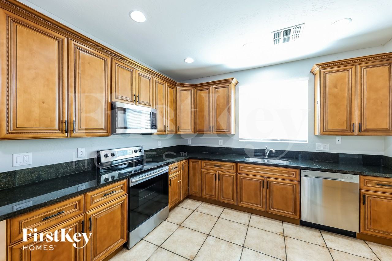 4841 S 21st St - Photo 7 of 16