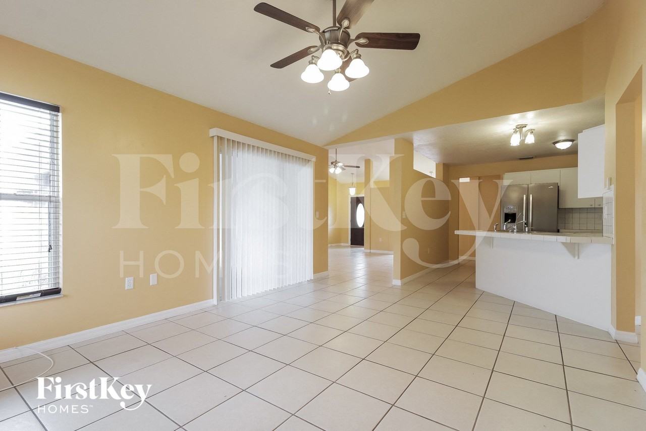 471 Firestone St Ne - Photo 5 of 15