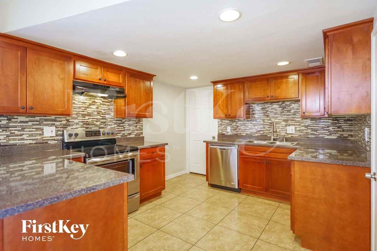 4538 W Rovey Ave - Photo 6 of 15