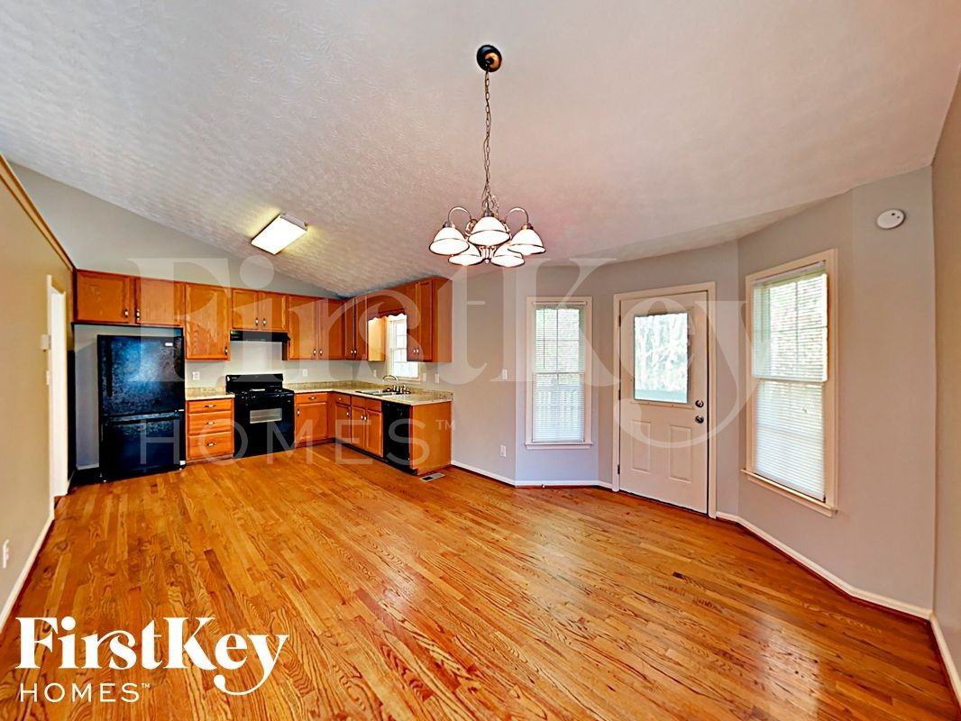 452 Maplewood Ln - Photo 4 of 17