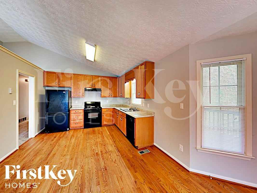 452 Maplewood Ln - Photo 5 of 17