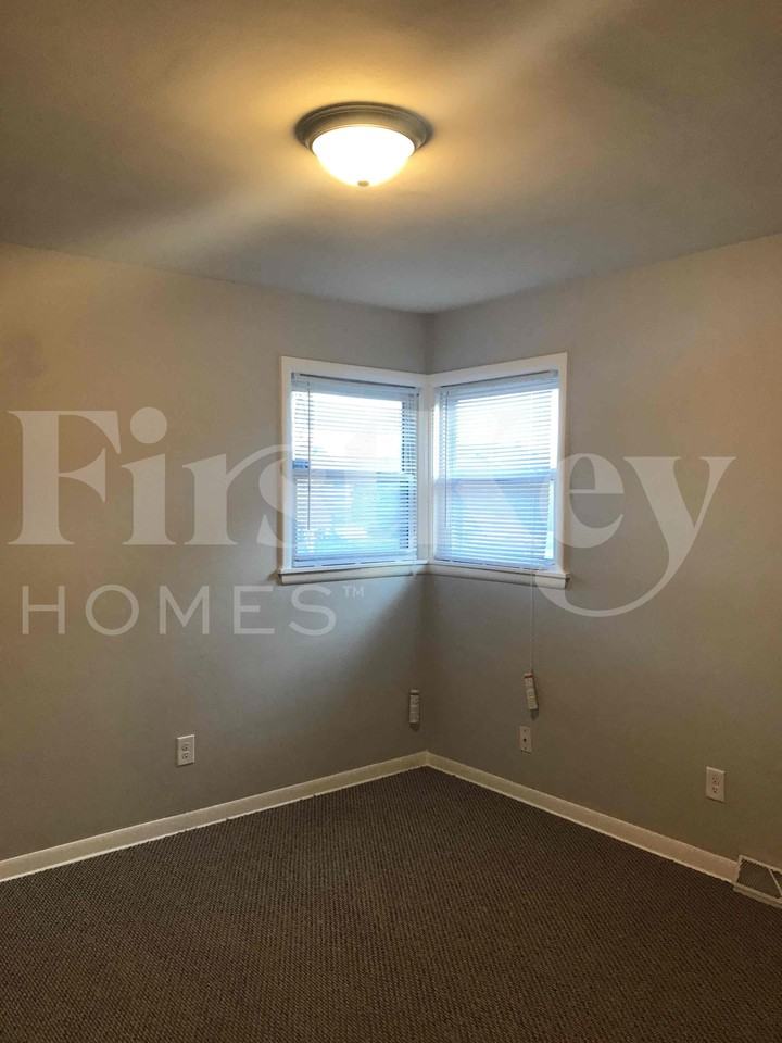 448 Hirsch Avenue - Photo 5 of 27