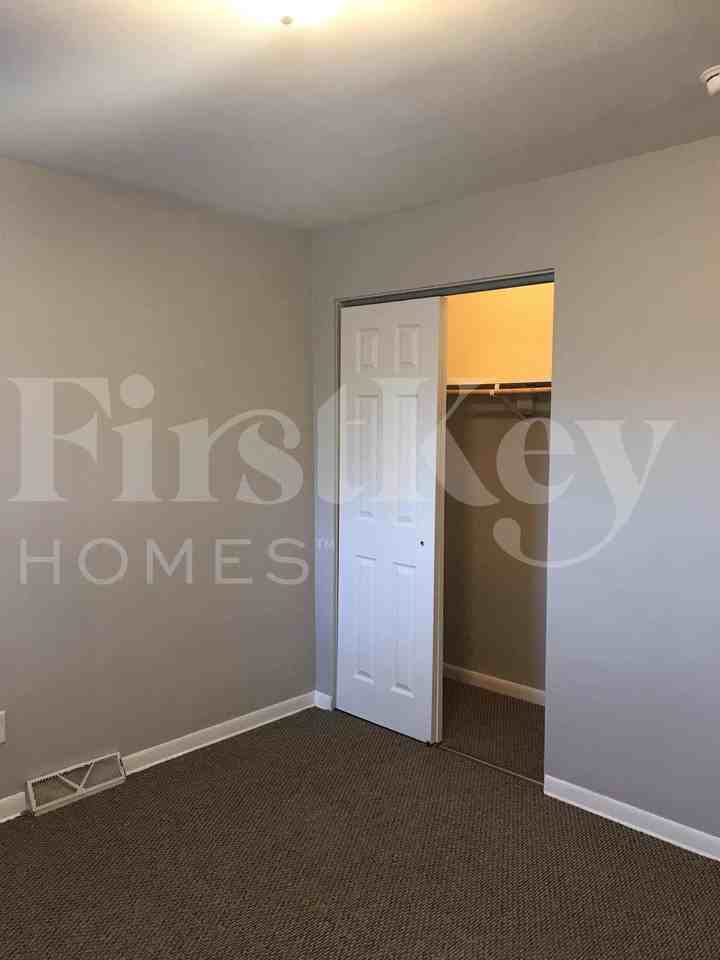 448 Hirsch Avenue - Photo 6 of 27