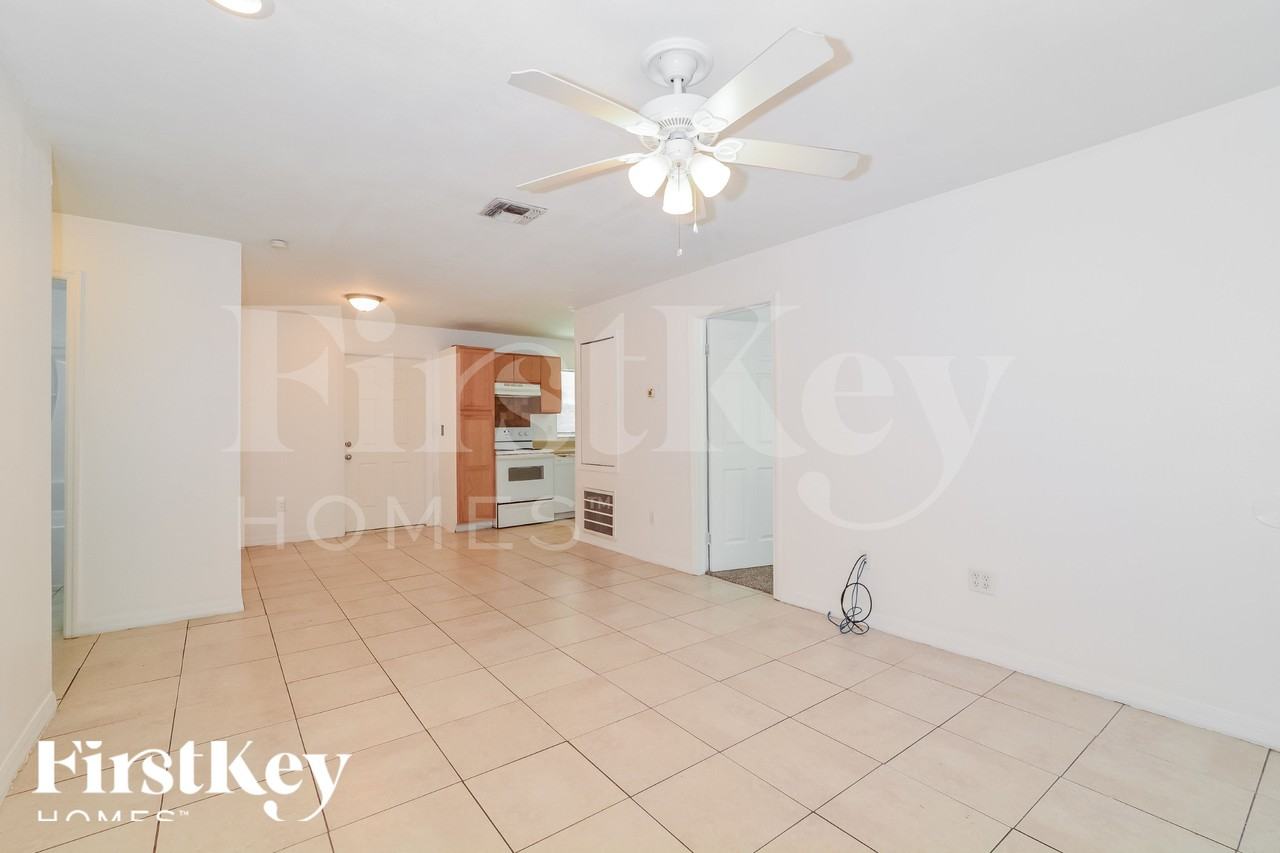 4439 Frances Ave - Photo 3 of 16