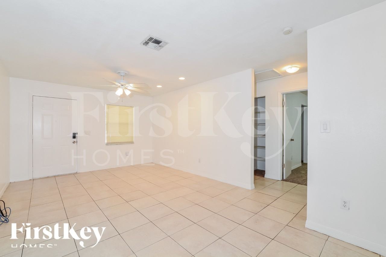 4439 Frances Ave - Photo 4 of 16