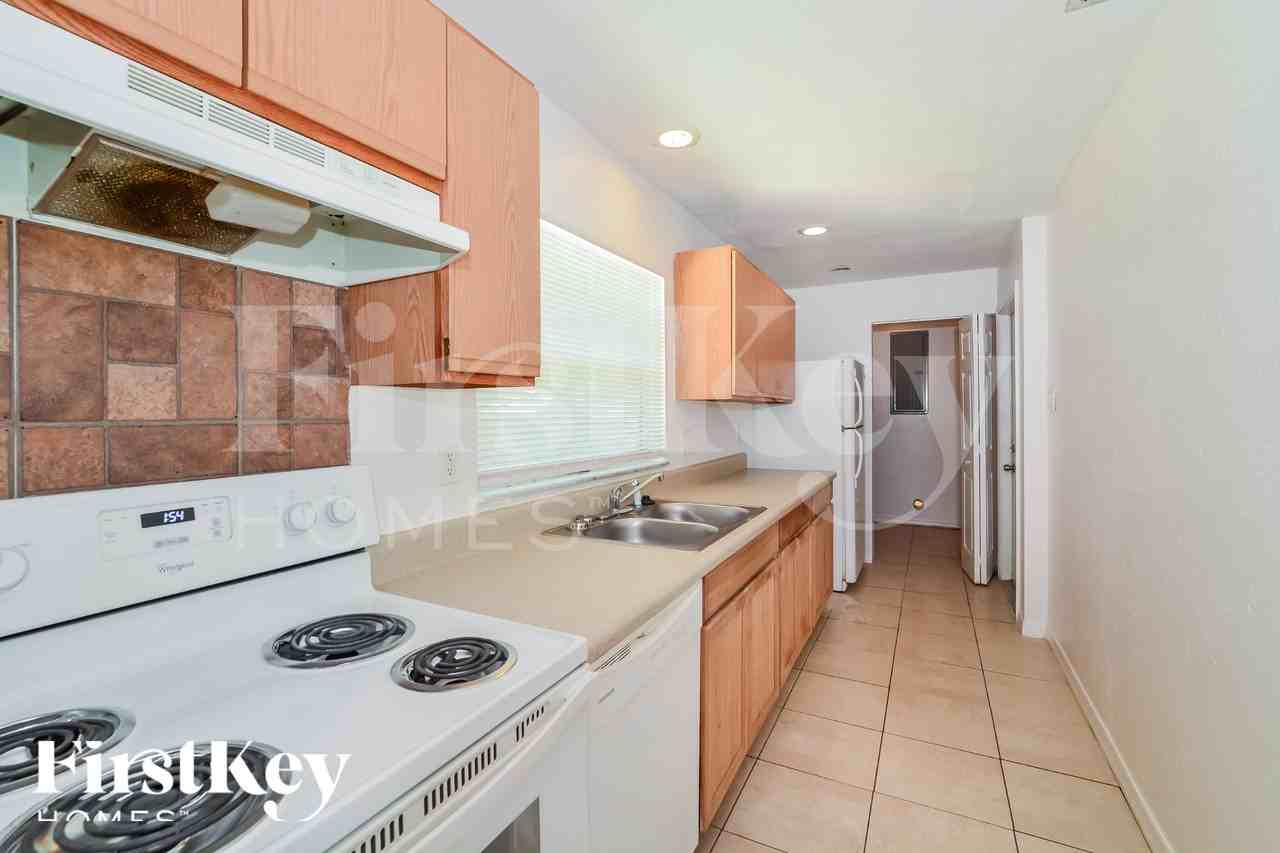 4439 Frances Ave - Photo 6 of 16