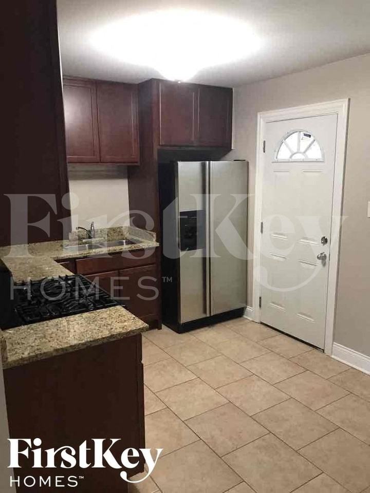 430 E Clark St - Photo 4 of 18