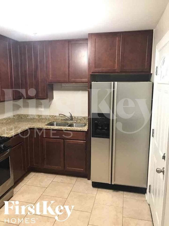 430 E Clark St - Photo 6 of 18