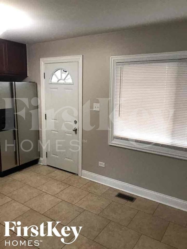 430 E Clark St - Photo 7 of 18