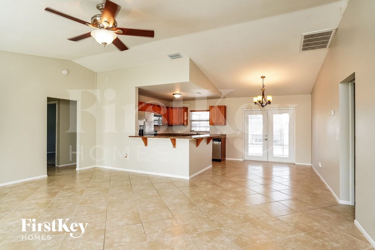 4104 Southwest 7th Avenue - Photo 4 of 16