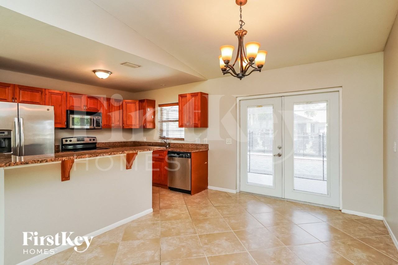 4104 Southwest 7th Avenue - Photo 5 of 16