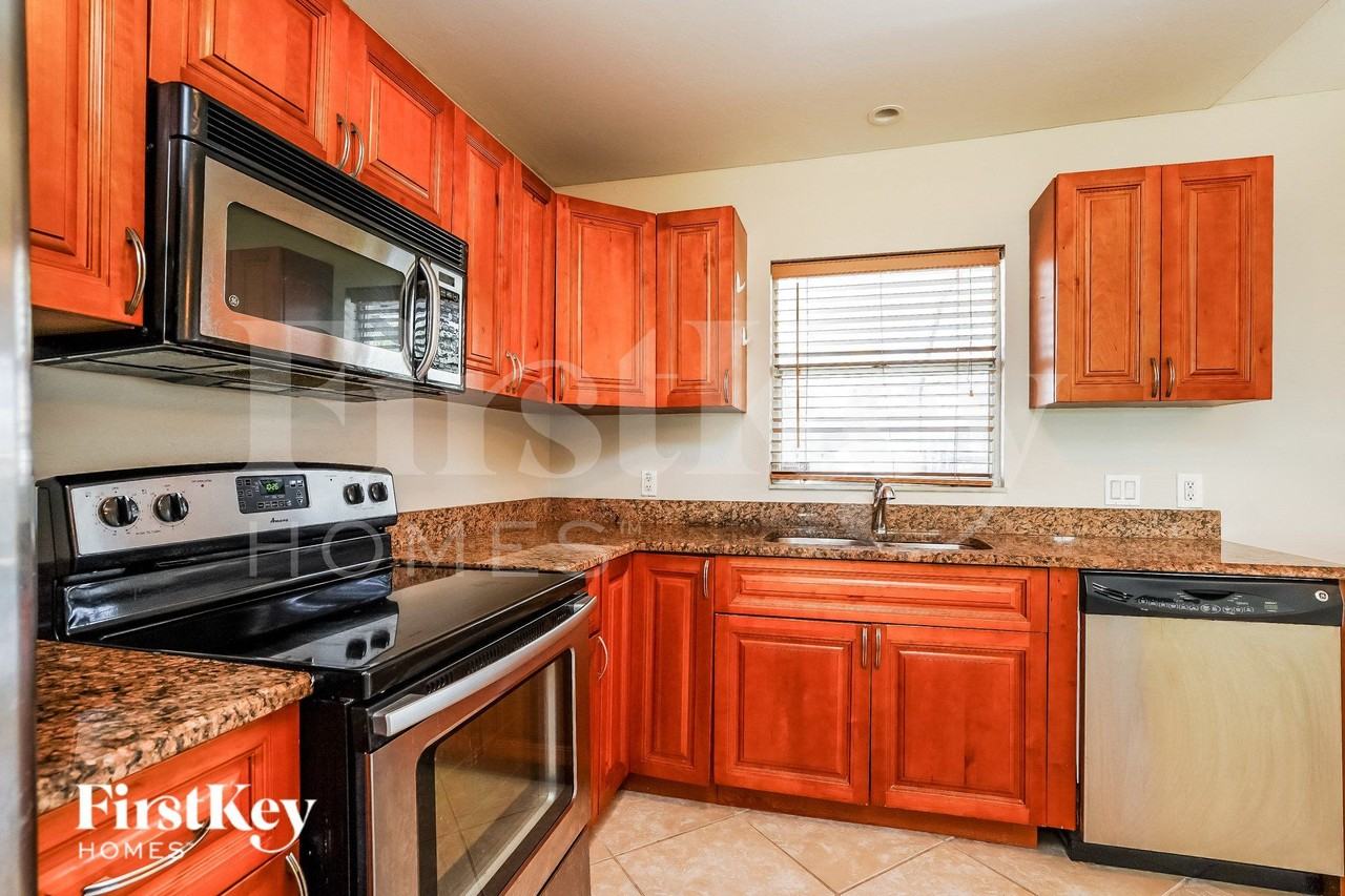 4104 Southwest 7th Avenue - Photo 7 of 16