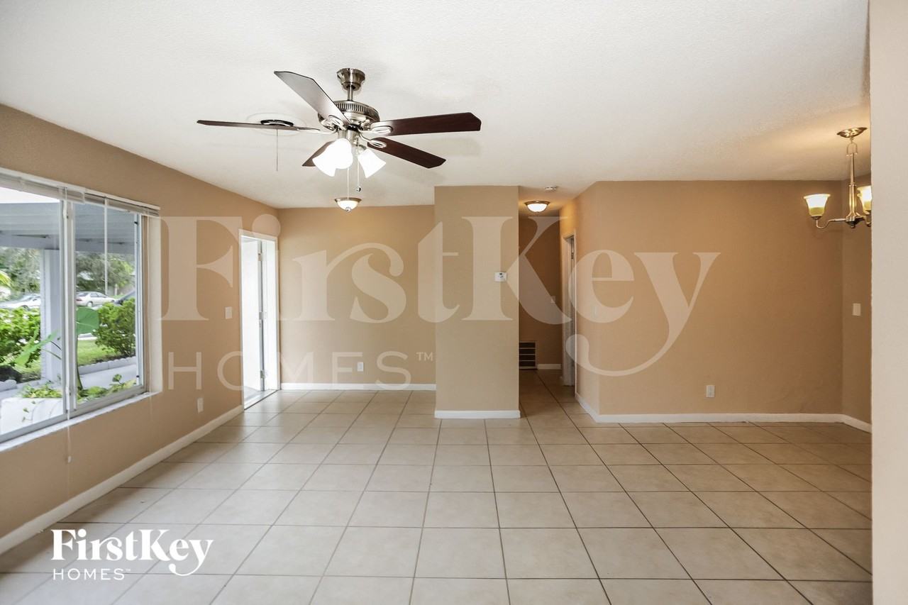 351 Sw 31st Ave - Photo 3 of 14