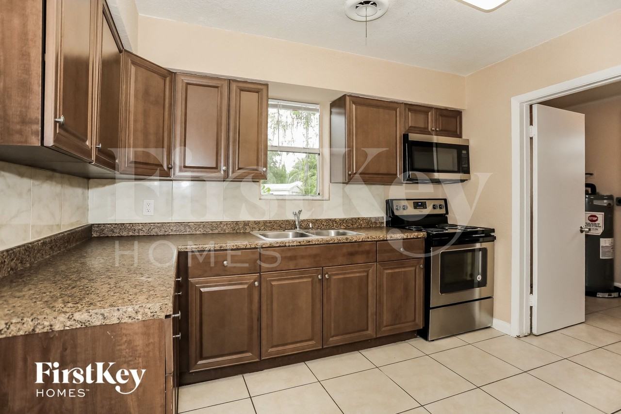 351 Sw 31st Ave - Photo 6 of 14