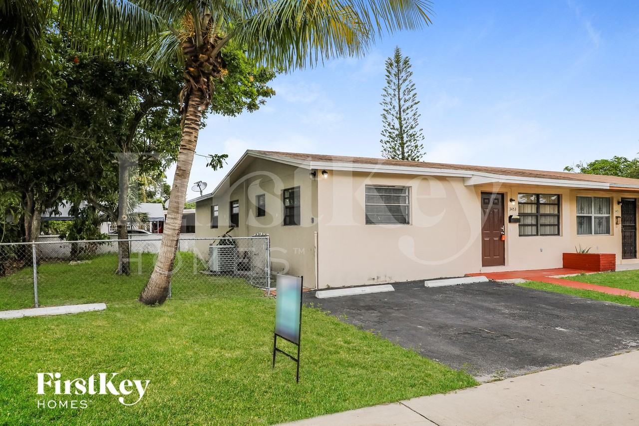 3453 Nw 191st St - Photo 2 of 15