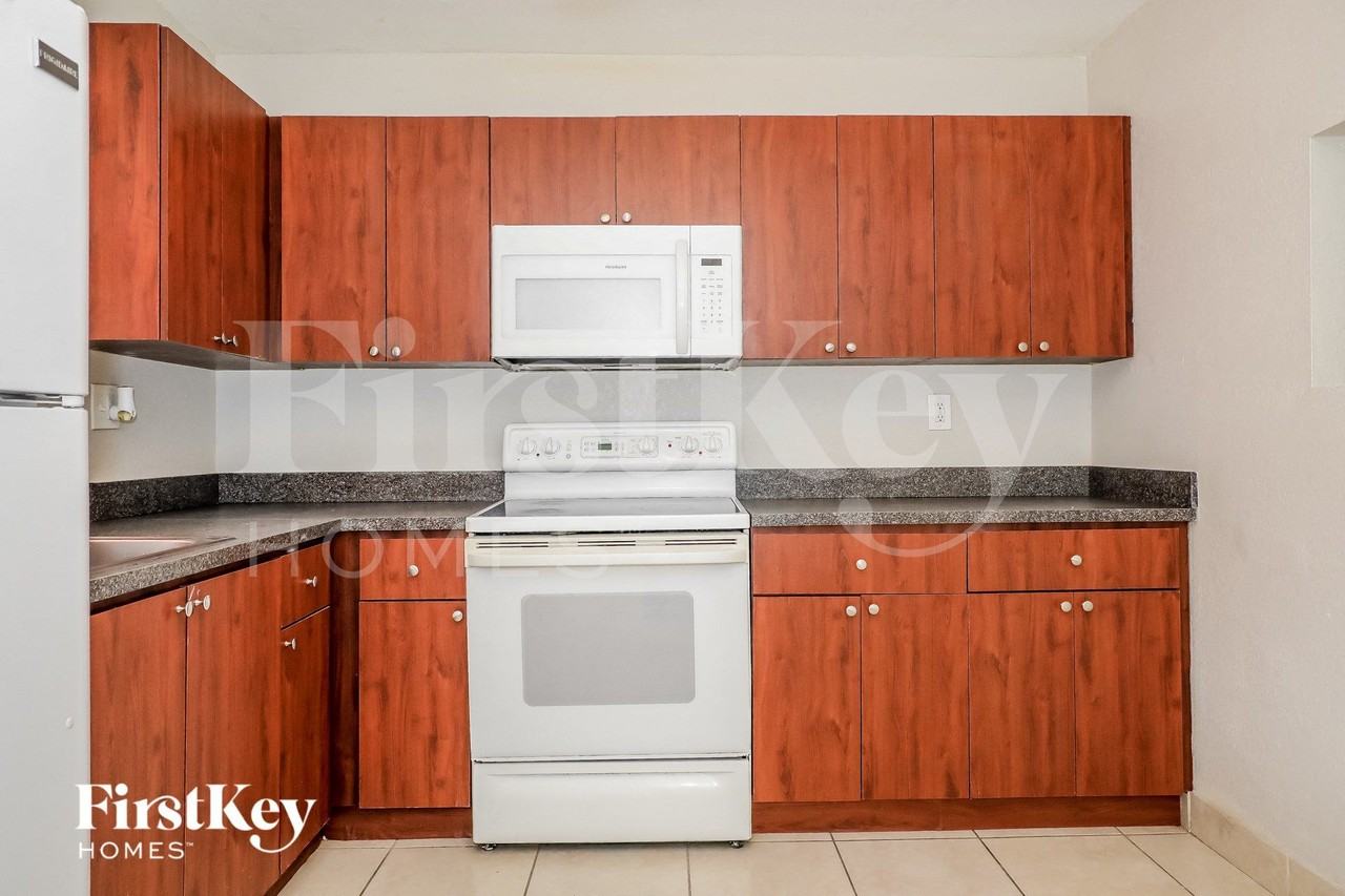 3453 Nw 191st St - Photo 5 of 15