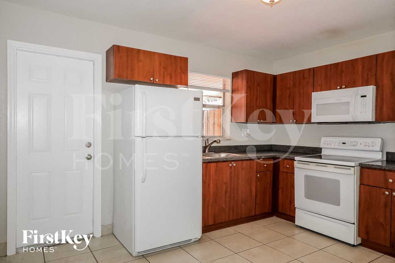 3453 Nw 191st St - Photo 6 of 15