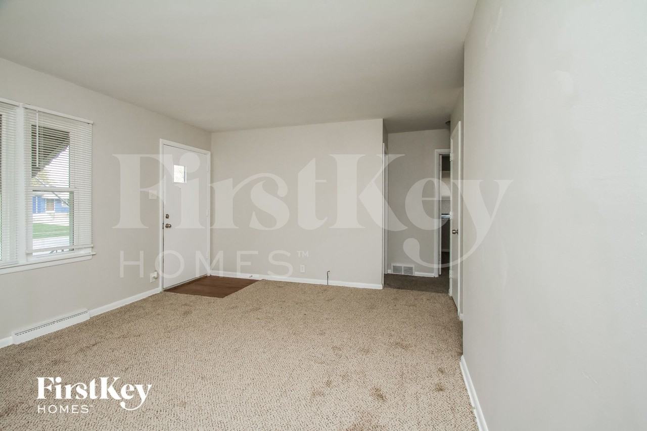 326 Clyde Ave - Photo 3 of 15