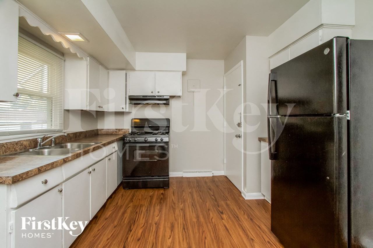 326 Clyde Ave - Photo 4 of 15