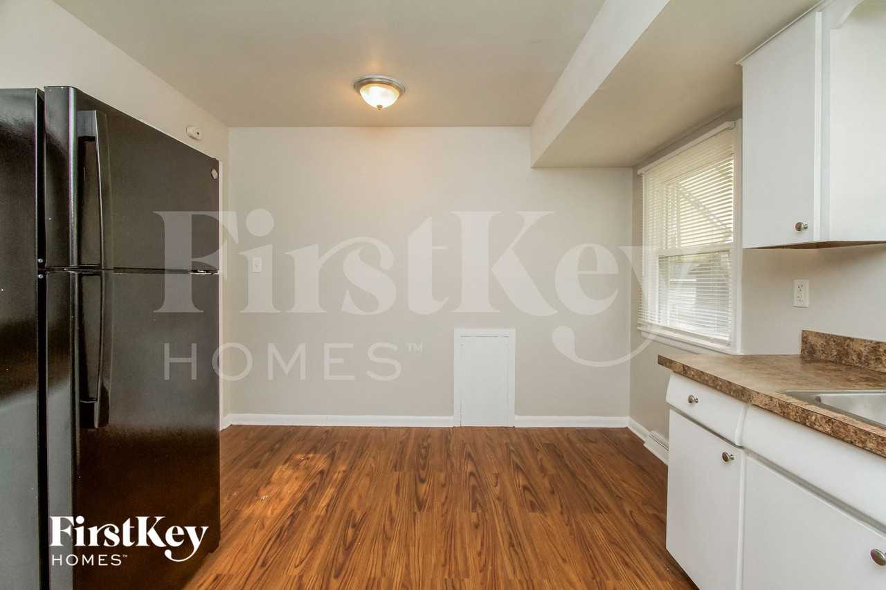 326 Clyde Ave - Photo 5 of 15