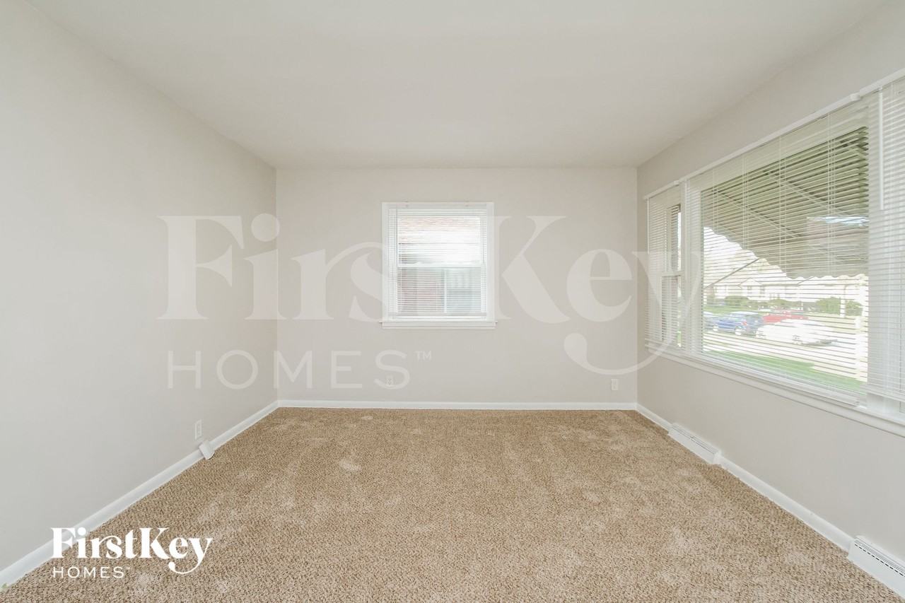 326 Clyde Ave - Photo 7 of 15