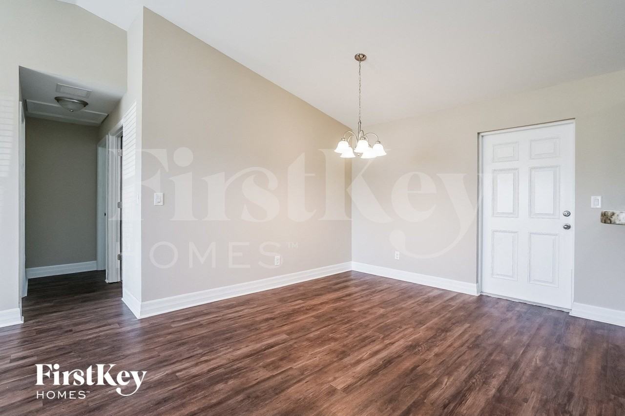 325 Sw Trafalgar Pkwy - Photo 4 of 15