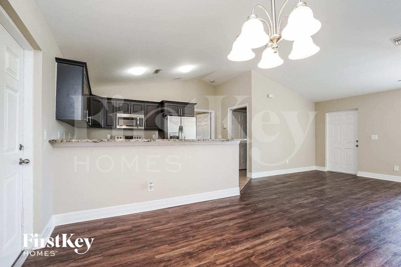 325 Sw Trafalgar Pkwy - Photo 5 of 15