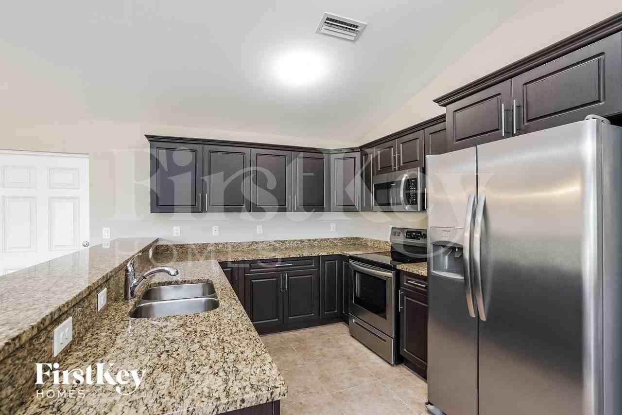 325 Sw Trafalgar Pkwy - Photo 6 of 15