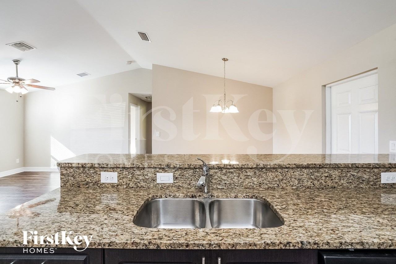 325 Sw Trafalgar Pkwy - Photo 7 of 15