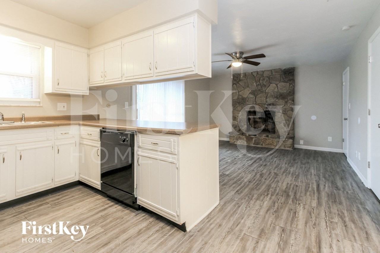 324 Hopkins Rd - Photo 5 of 15